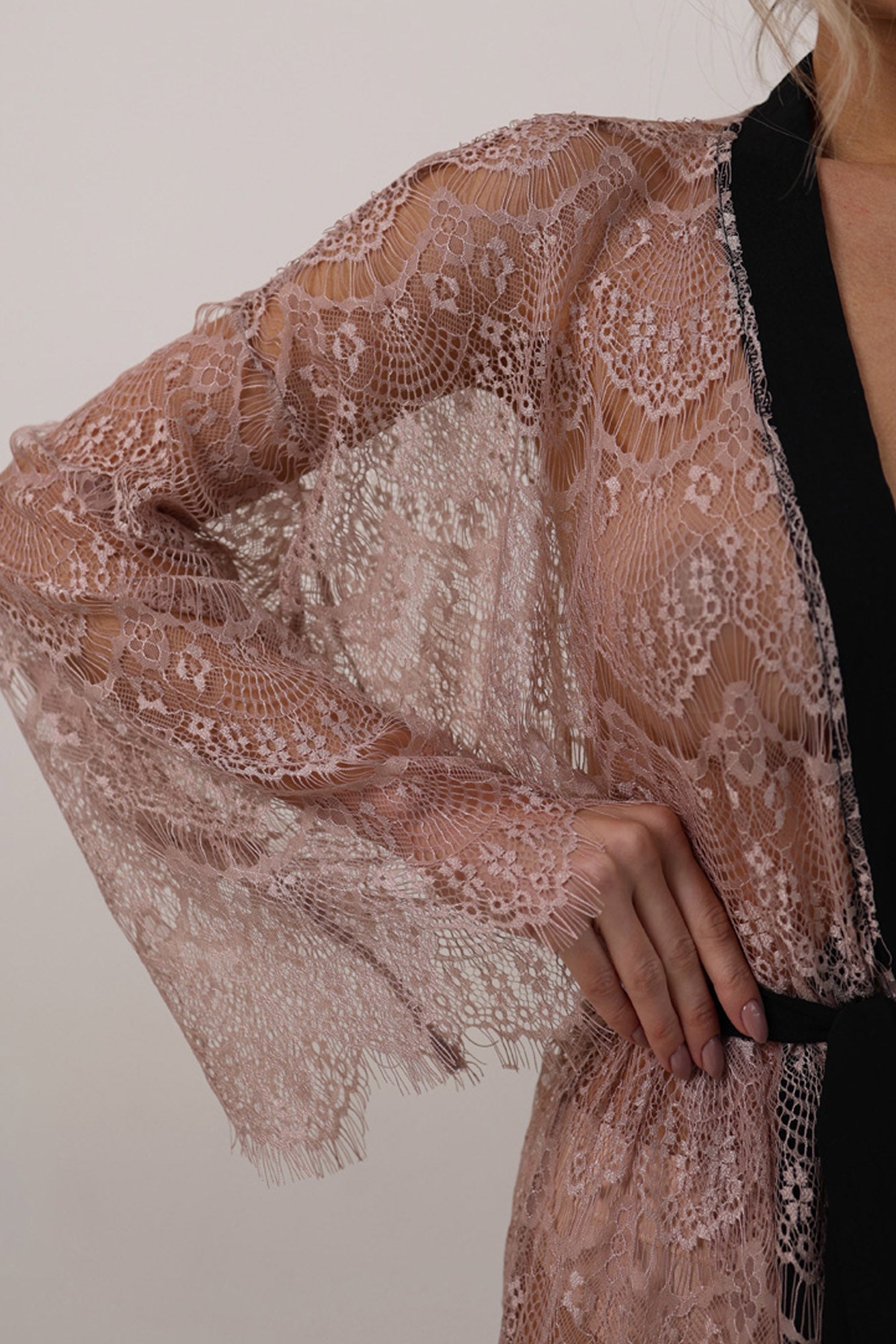 BEIGE GUIPURE-SPITZENKIMONO MIT LANGEN ÄRMELN