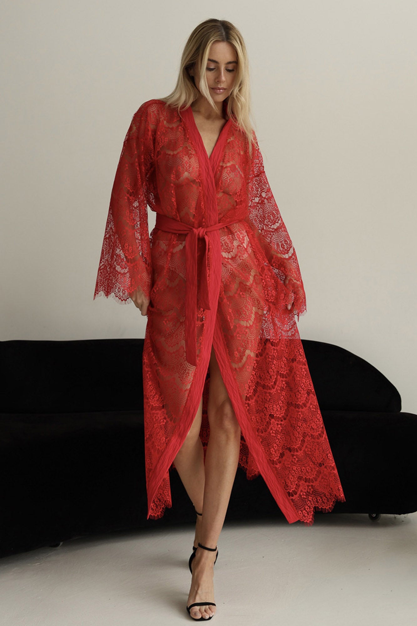 ROTER GUIPURE-SPITZEN-KIMONO MIT LANGEN ÄRMELN