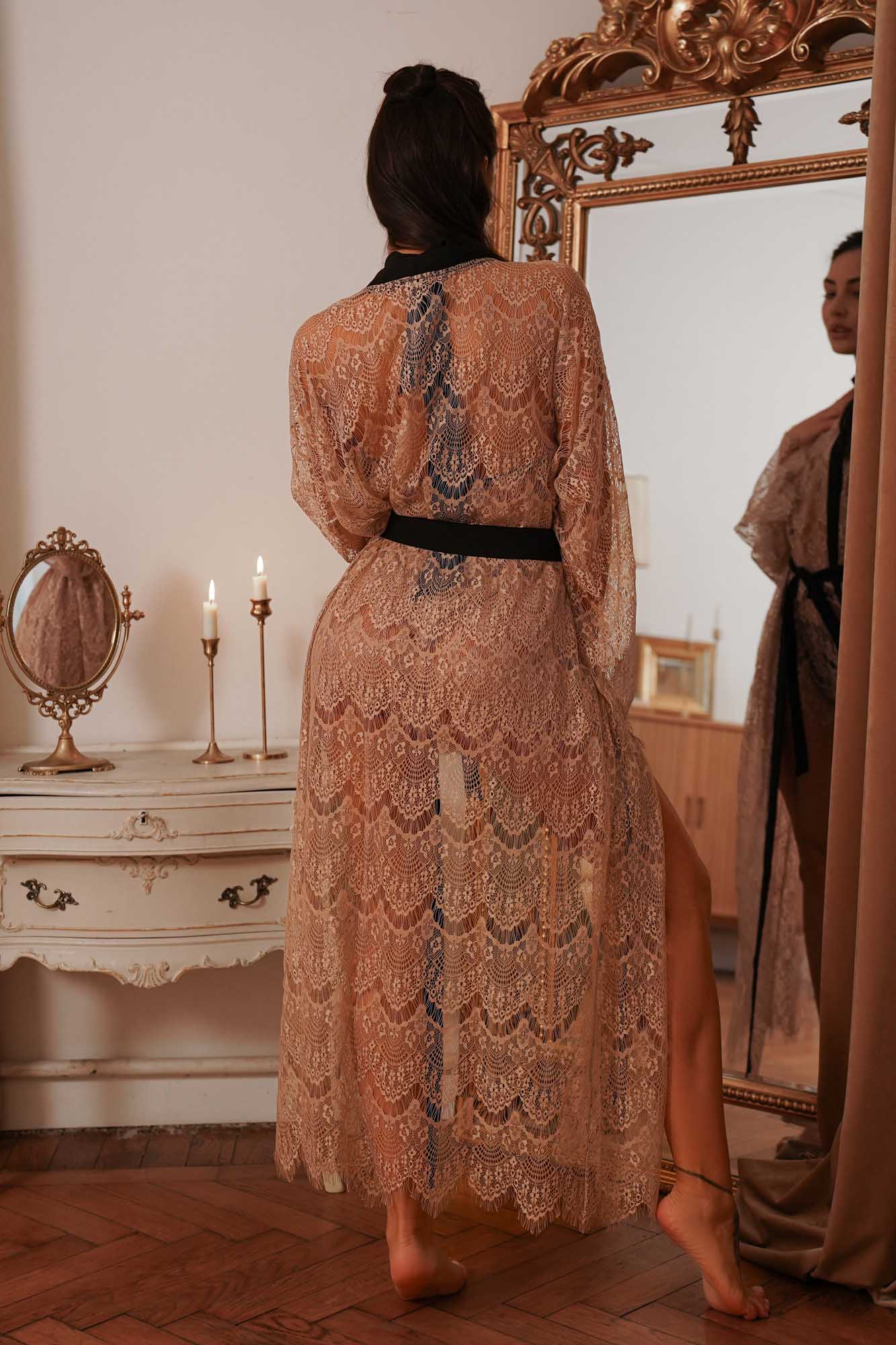 BEIGE GUIPURE-SPITZENKIMONO MIT LANGEN ÄRMELN