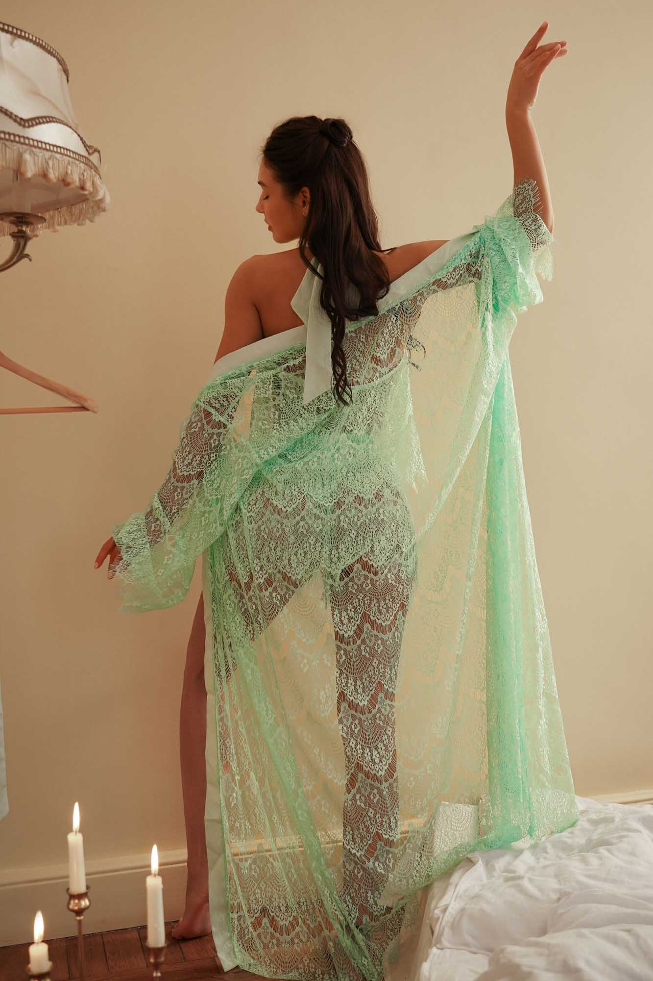 MINTFARBENER KIMONO AUS GUIPURE-SPITZE MIT LANGEN ÄRMELN